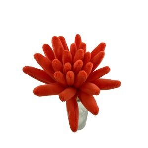 CJ Hendry Plush Flower Red Flower Market Clé de Peau Beauté Art Decor 18"